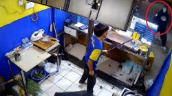 Aksi Brutal Geng Motor Serang Pedagang Martabak di Bandung Terekam CCTV, Kini Diburu Polisi<
