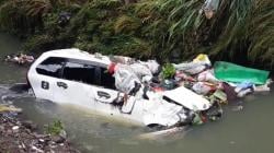 Tembok Pagar Rumah di Bandung Jebol, 2 Mobil Hanyut Terbawa Banjir Masuk Sungai<