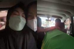 Air Mata Karina Ranau Tumpah saat Live di Depan Jenazah Epy Kusnandar: Papi, Maafin Bunda