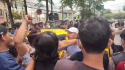 Unjuk Rasa di Gowa Ricuh, Massa Bentrok dengan Pengendara dan Aparat<