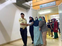 Istri Epy Kusnandar Nyaris Pingsan, Tak Kuat Lihat Jenazah Suami Dibawa ke Rumah Duka