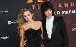 Ketahuan Pakai Cincin, Miley Cyrus Akhirnya Umumkan Sudah Tunangan 