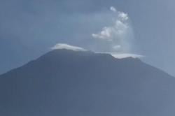 Viral Asap Putih Keluar dari Kawah Gunung Agung di Karangasem Bali, Fenomena Apa?<