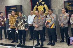 Heboh Kayu Gelondongan di Lokasi Bencana Sumatra, Ada Bekas Gergaji Mesin!