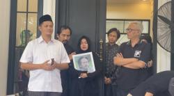 Suasana Terkini Rumah Duka Epy Kusnandar, Istri Menangis Peluk Foto Almarhum