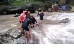 Detik-Detik Mencekam 5 Wisatawan Terjebak Air Bah di Curug Seribu Bogor<