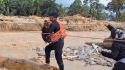 Evakuasi Berlangsung Dramatis, Brimob Polda Sumut Gendong Bayi Tembus Arus Deras Sungai<