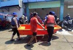 Ditpolairud Polda Metro Kerahkan Perahu Kecil Bantu Evakuasi Anak Sekolah terdampak Banjir Rob 