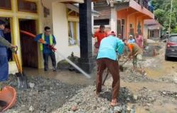 PT Bukit Raya Mudisa Kirim Petugas dan Alat Berat, Bersihkan 63 Rumah Terdampak Banjir Bandang<