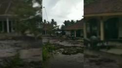 Banjir Lahar Hujan Gunung Semeru Terjang Permukiman, Warga Lumajang Panik<