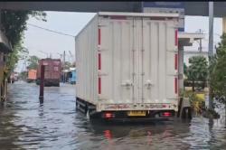 Banjir Rob Pesisir Jakarta, Bongkar Muat di Pelabuhan Sunda Kelapa Terganggu