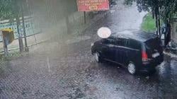 Tragis! Bocah 8 Tahun di Surabaya Terlindas Mobil saat Main Hujan Terekam CCTV<