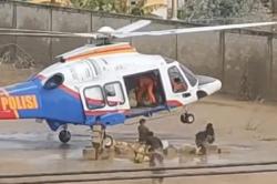 Skill Hebat Pilot! Helikopter Polri Berhasil Turunkan Bantuan di Aceh Tamiang