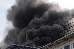 Kebakaran Hebat Gudang di Kalideres, 18 Mobil Damkar Dikerahkan ke Lokasi!