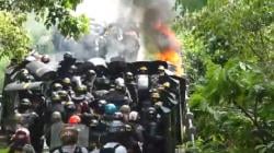 Menegangkan! Eksekusi Rumah Adat di Tana Toraja Diwarnai Lemparan Batu dan Gas Air Mata<