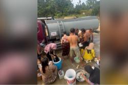 10 Hari Tak Mandi, Warga Aceh Tamiang Semringah Nikmati Air Bersih<