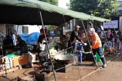 Pembangunan Dapur Umum di Posko Pengungsi Korban Bencana Sumut<