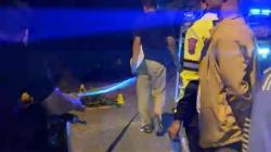 Polisi Olah TKP Pemotor Ditemukan Tewas Bersimbah Darah di Baubau<