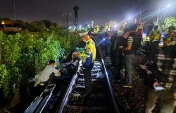 Geger! Mayat Pria Ditemukan di Pinggir Rel Kereta Lamongan, Penyebab Kematian Masih Diselidiki<