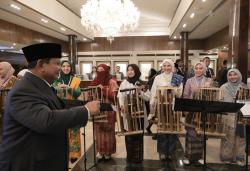 Momen Hangat Presiden Prabowo Disambut Diaspora RI saat Tiba di Pakistan