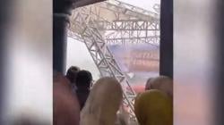 Viral Panggung Hajatan di Lamongan Roboh Diterjang Angin Kencang dan Hujan Deras<
