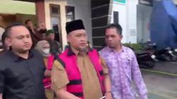 Dugaan Korupsi Retribusi Wisata, Mantan Kadispora Sukabumi dan Staf Perempuan Ditahan<