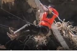 Aksi Heroik Polisi Jatuh Bangun hingga Terseret Arus Seberangkan Warga Gayo Lues<