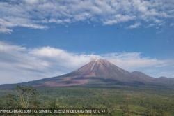 Gunung Semeru Meletus Hari Ini, Kolom Abu 500 Meter Membubung ke Langit<