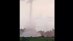 Mengerikan! Puting Beliung Berputar Terjang Permukiman Warga Jembrana Terekam Kamera<