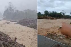 Sungai Garoga di Tapsel Meluap, Bawa Material Kayu hingga Hanyutkan Jembatan Darurat<