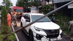 Hujan dan Angin Kencang di Surabaya, Tiang PJU Roboh Timpa Fortuner Ditumpangi Sekeluarga<