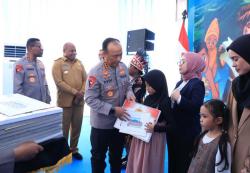 10 Anak Polisi Korban KKB Papua Diberi Tabungan Pendidikan Rp45 Juta