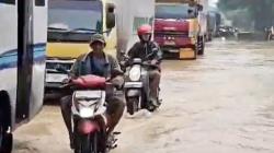 Tanggul Sungai Widodaren Jebol, Jalur Pantura Pati-Rembang Terendam Banjir<