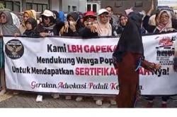 Emak-Emak Demo BPN Karawang, Tuntut Lahan Dikeluarkan dari Plotting Pengembang Rumah<