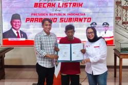 Kakek Sayudi Terharu Terima Becak Listrik Bantuan Prabowo: Kini Tak Lagi Capek Mengayuh<