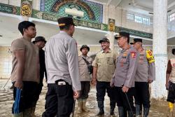 Kapolri Pantau Pembersihan SD-Masjid Terdampak Banjir Aceh Tamiang, 50 Personel Dilibatkan