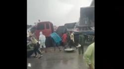 Truk Meluncur Tanpa Sopir di Grobogan, Tabrak 4 Warung dan Pedagang Bakso Keliling<