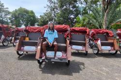 27 Tahun Sewa Becak, Suhadi Terharu Dapat Becak Listrik dari Presiden Prabowo<