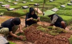 Karina Ranau Pugar Makam Epy Kusnandar di Hari Ke-7 Kepergian sang Suami 