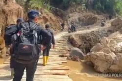 Brimob Terobos Wilayah Terisolasi di Bener Meriah demi Salurkan Bantuan Darurat<