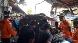 Terios Ringsek Dihantam Truk di Cilacap, Evakuasi 4 Korban Tewas Berlangsung Dramatis<