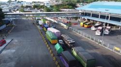 Antrean Truk Mengular di Pintu Masuk Dermaga Pelabuhan Merak<