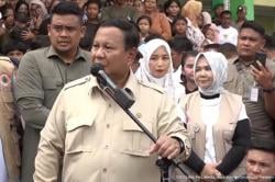 Prabowo Temui Pengungsi di Langkat, Pastikan Air Bersih dan Perbaikan Tanggul<