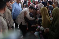 Prabowo Disambut Haru Warga Takengon, Tangis dan Pelukan Warnai Kunjungan di Pengungsian