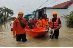 Banjir 1,5 Meter Rendam 15 Desa di Cirebon, BPBD Evakuasi Lansia
