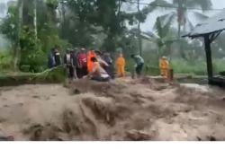Banjir Bandang Terjang Lereng Argopuro Bondowoso, 5 Rumah dan Jembatan Rusak<