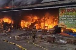 Kebakaran Pasar Induk Kramat Jati Jaktim, 80 Personel Damkar Dikerahkan!