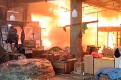 Kebakaran Pasar Induk Kramat Jati, Pedagang Panik Selamatkan Barang Dagangan
