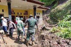 Longsor Hantam Rumah Warga di Antiga Karangasem, Penghuni Selamat<
