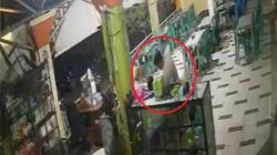Brutal! Pengunjung Tikam Karyawan Kafe di Parepare Terekam CCTV<
